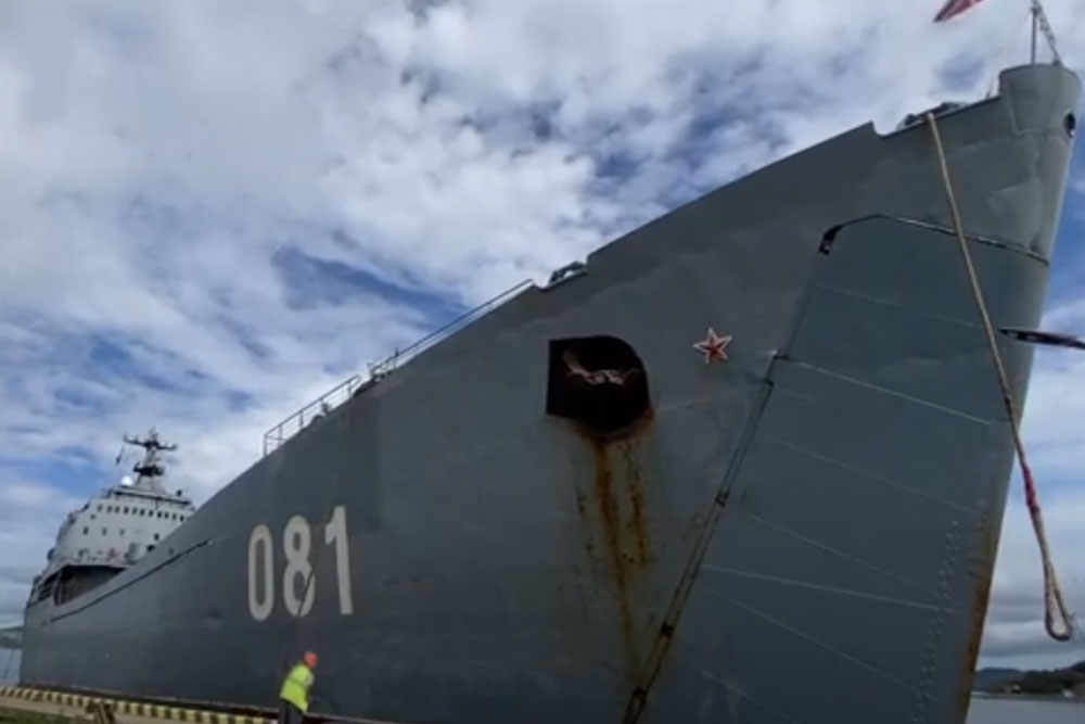 Военные корабли Тихоокеанского флота начали эвакуацию туристов