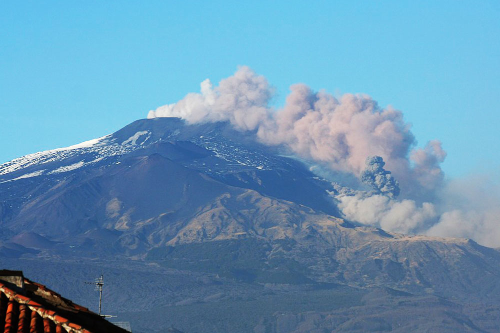 na-sitsilii-prosnulsya-vulkan-etna