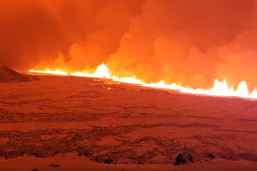Мощное извержение вулкана в Исландии